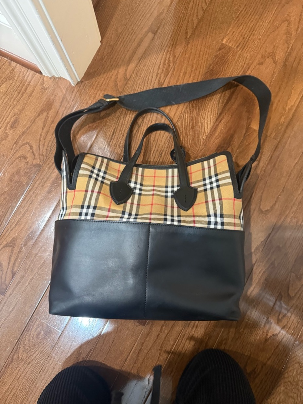 Burberry Black Leather & Beige Nova Check diaper bag - Picture 2 of 3